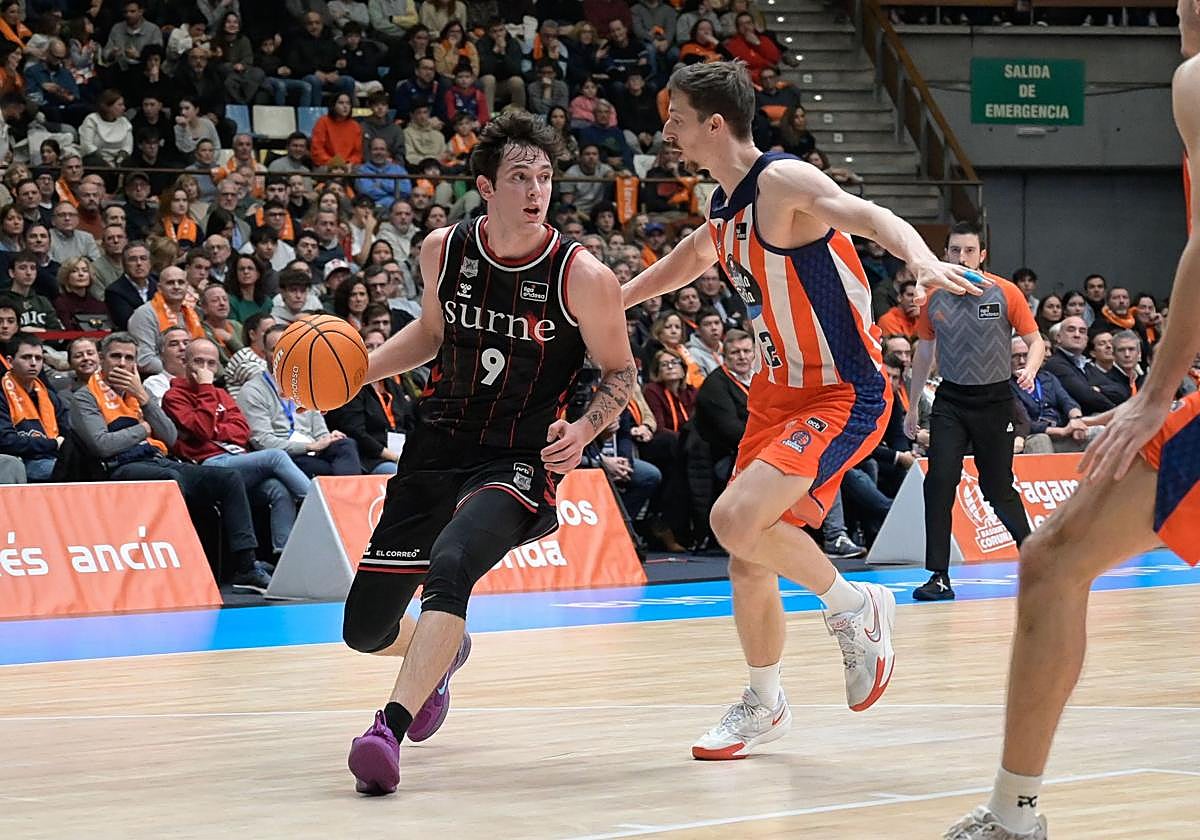 Rubén Domínguez, defendido por el ahora hombre de negro Font, hizo 35 puntos en la última victoria del Surne a domicilio en La Coruña.