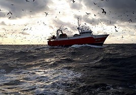 Las vedas han obligado a los barcos de Ondarroa a buscar nuevos caladeros.