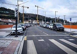 Coches aparcados en Zorrozaurre