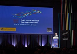 El rey Felipe VI participa en la jornada de clausura de la Cumbre Mundial de Gobierno Abierto celebrada en Vitoria.