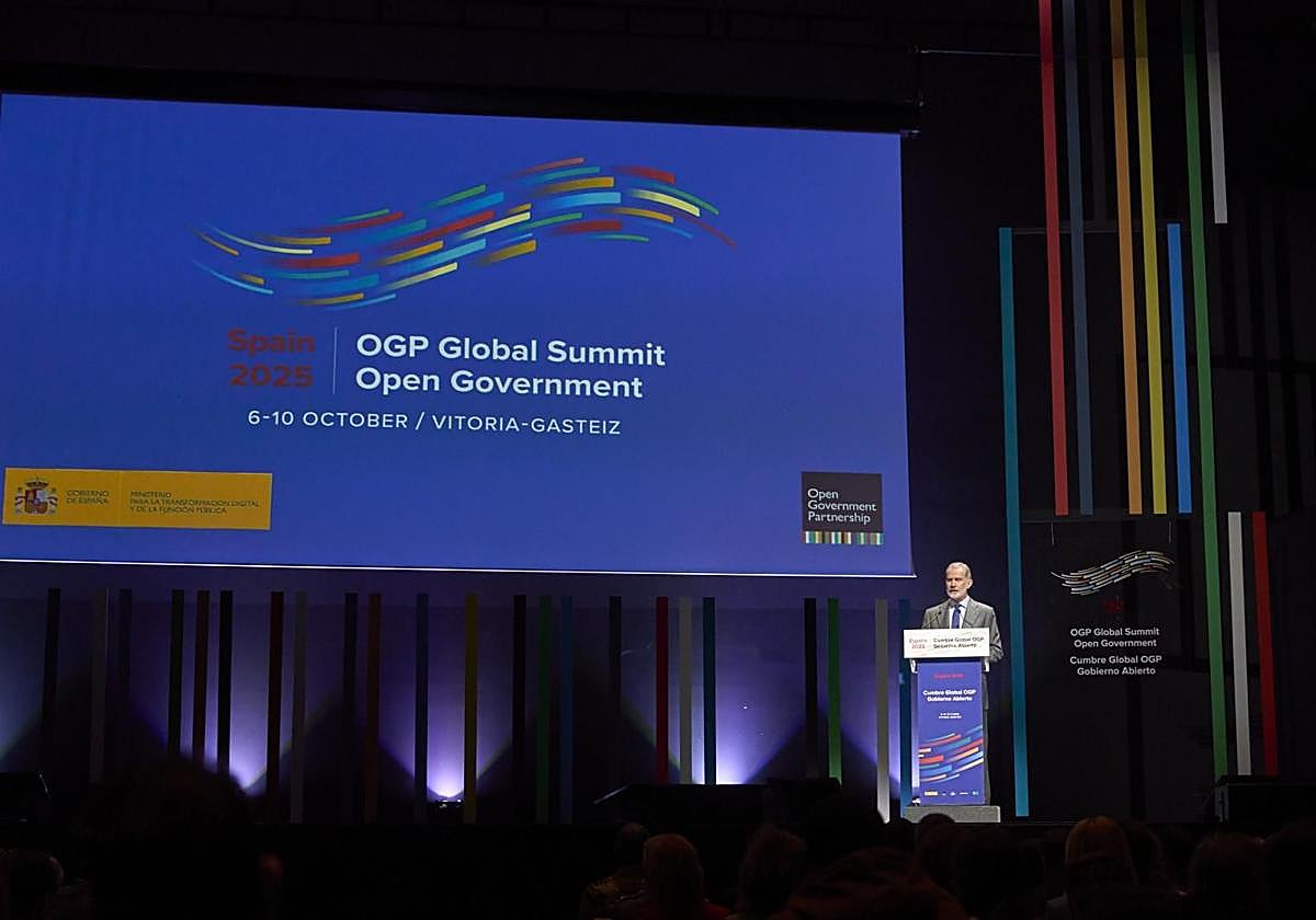 El rey Felipe VI participa en la jornada de clausura de la Cumbre Mundial de Gobierno Abierto celebrada en Vitoria.