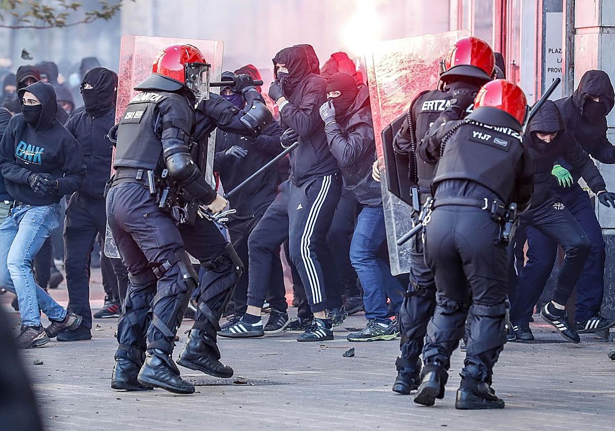 Falangistas y radicales de extrema izquierda se enfrentaron el domingo en Vitoria.