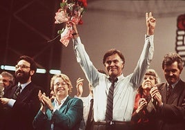 Felipe González celebra la victoria del PSOE en las elecciones de 1989.
