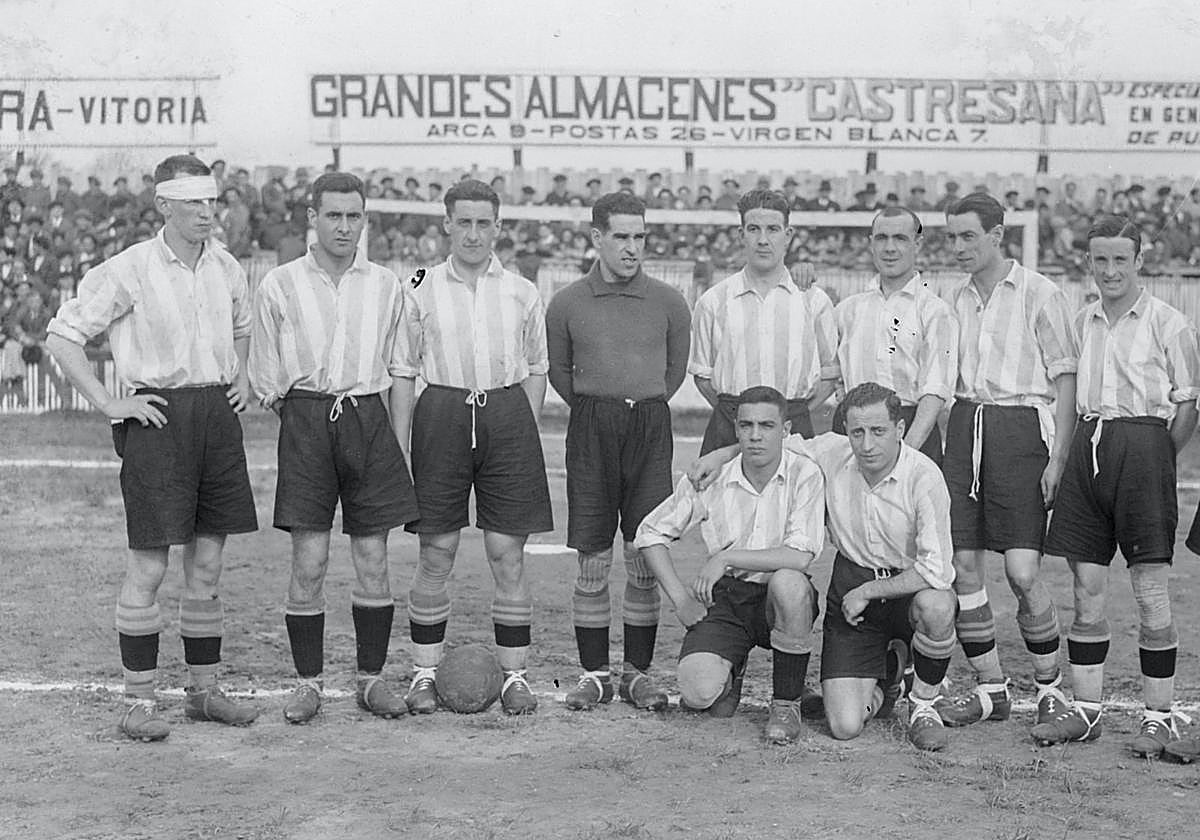 De izquierda a derecha, de pie: Cachi, Ibarrarán, Ciriaco, Beristain, Alberdi, Calero, Antero, Rey y Quincoces; agachados, Olivares y Modesto.