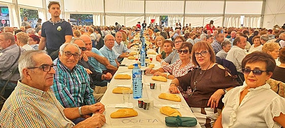 La carpa de Solobarria ha reunido a 568 basauritarras jubilados que comieron un menú de patatas a la riojana, solomillo y helado, todo ello regado con agua y champán.
