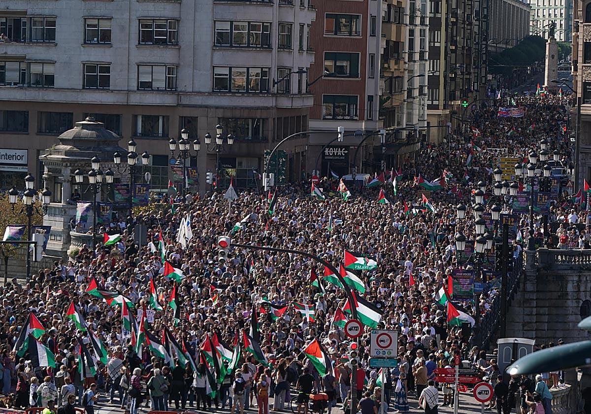 Manifestación de apoyo a Palestina, este miércoles, junto al puente del Ayuntamiento en Bilbao.