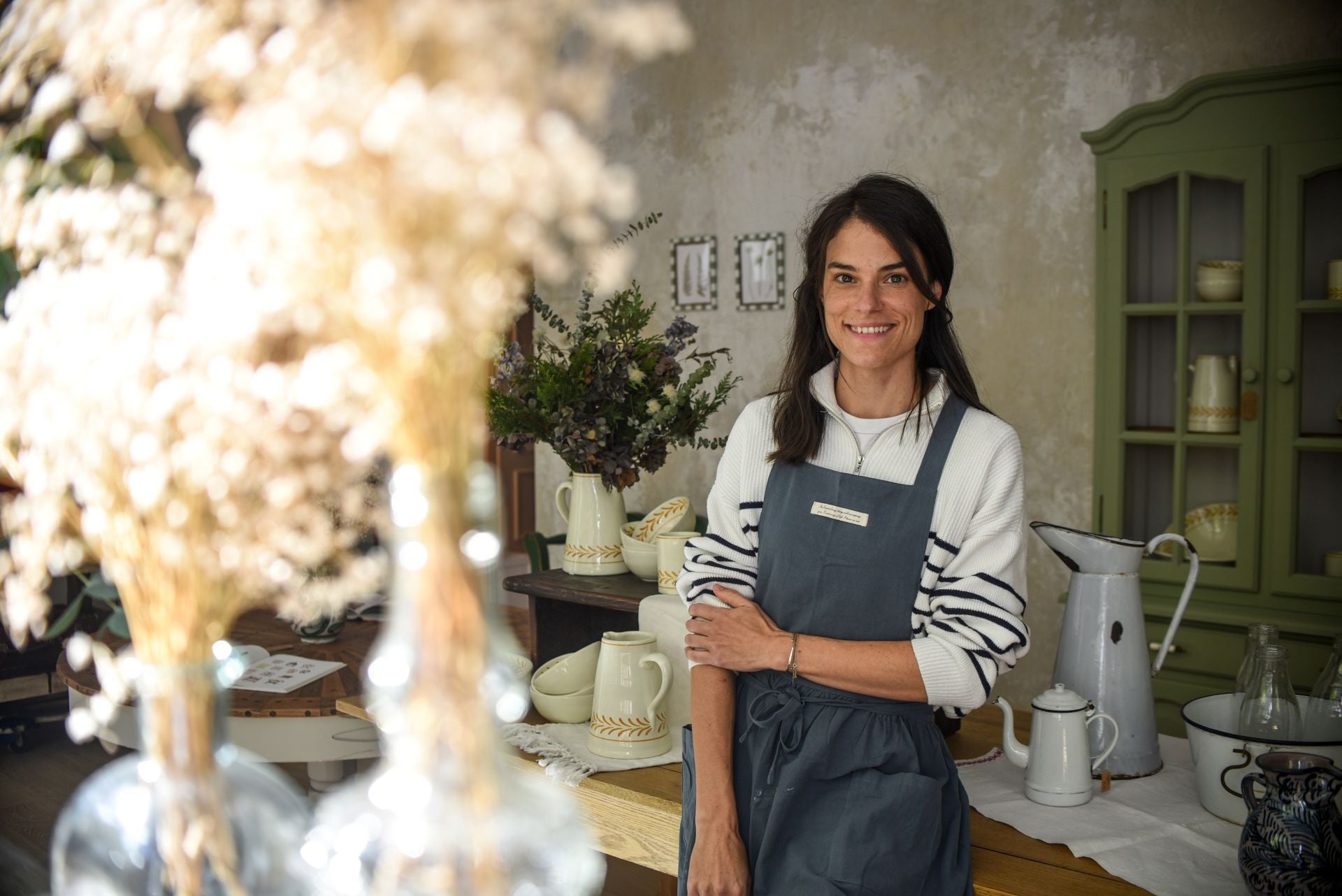 Marta deja la consultoría en Madrid y abre su tienda de muebles restaurados en Getxo