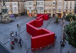 Un gran muro rojo se ha instalado en la plaza de la Virgen Blanca.