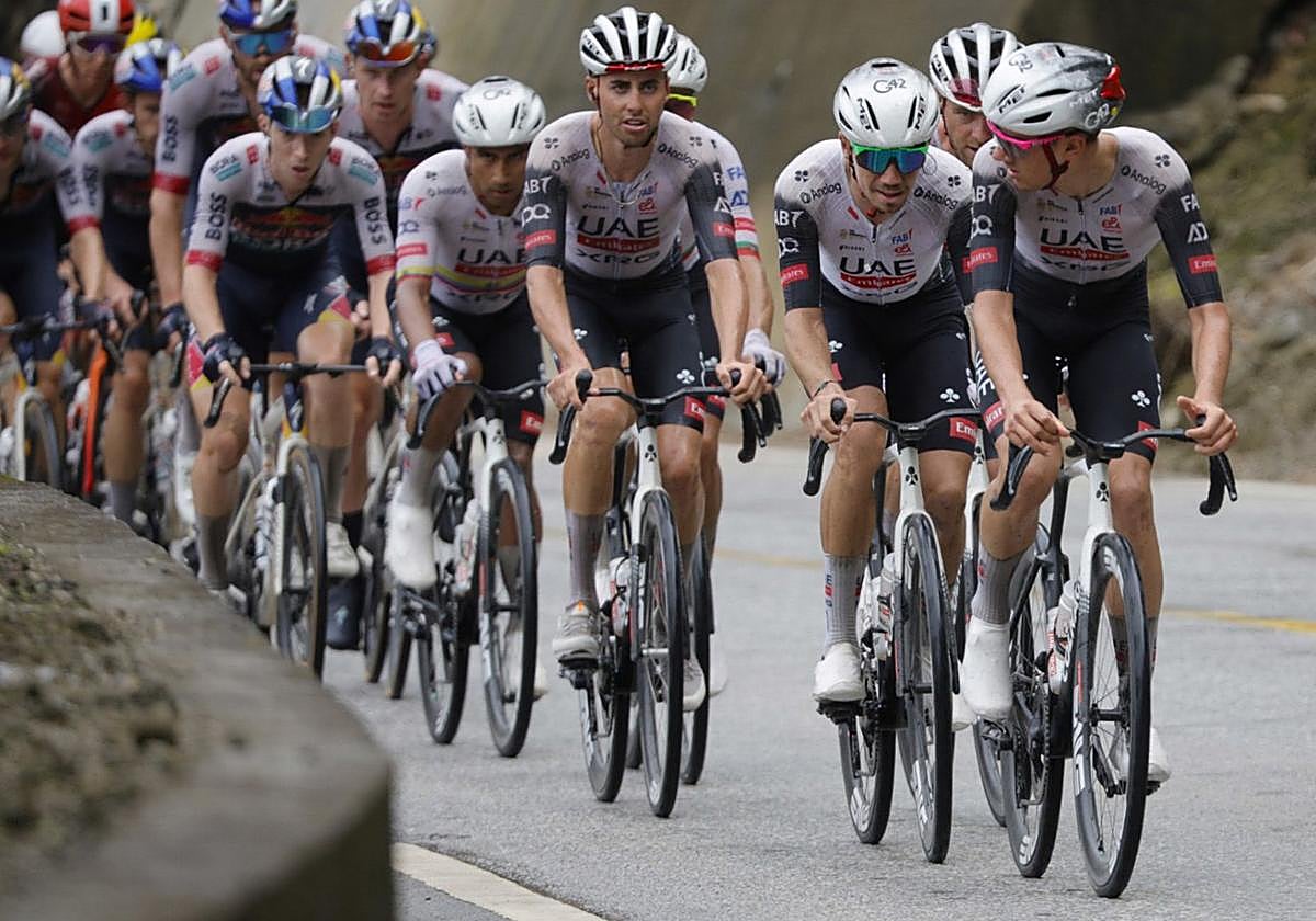 El bloque del UAE comanda el pelotón ayer en el Tour de Guangxi.
