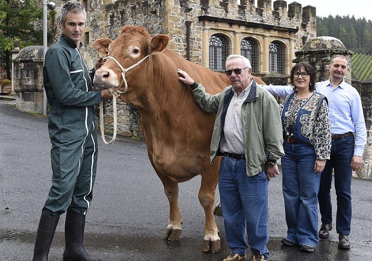 El ganadero Dani Heras, su padre Fernando y los carniceros Itxaso Zelaia (Las Arenas) y Carlos Gómez Valcárcel (Fika) con 'Matilde' junto a la Casa de Juntas de Avellaneda.