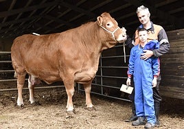 El ganadero Dani Heras, su padre Fernando y los carniceros Itxaso Zelaia (Las Arenas) y Carlos Gómez Valcárcel (Fika) con 'Matilde' junto a la Casa de Juntas de Avellaneda.