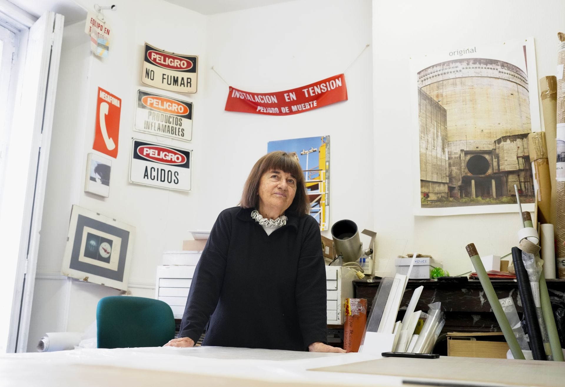 Marisa González, rodeada de objetos y fotos de la central nuclear de Lemoiz en su estudio de Madrid.