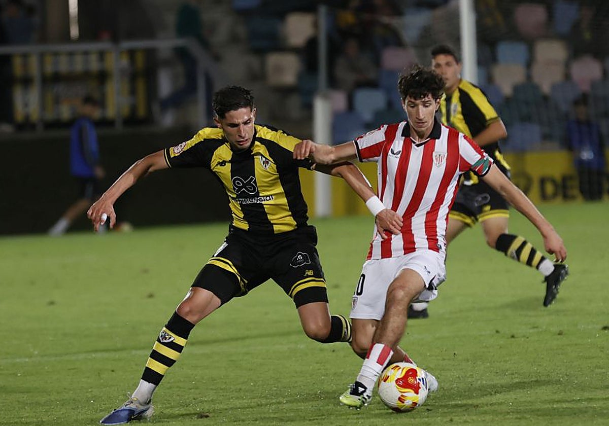 Unai Naveira pugna por un balón con Ibon Sánchez en el Barakaldo-Bilbao Athletic.