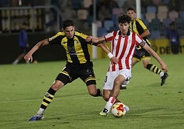 Unai Naveira pugna por un balón con Ibon Sánchez en el Barakaldo-Bilbao Athletic.