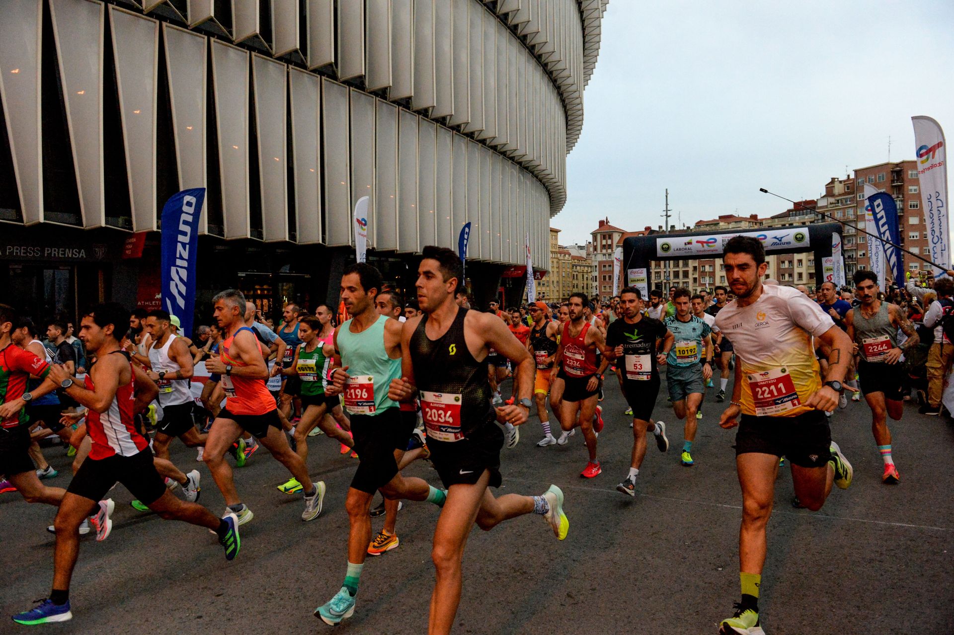 Los participantes de la edición de 2024 toman la salida en San Mamés.