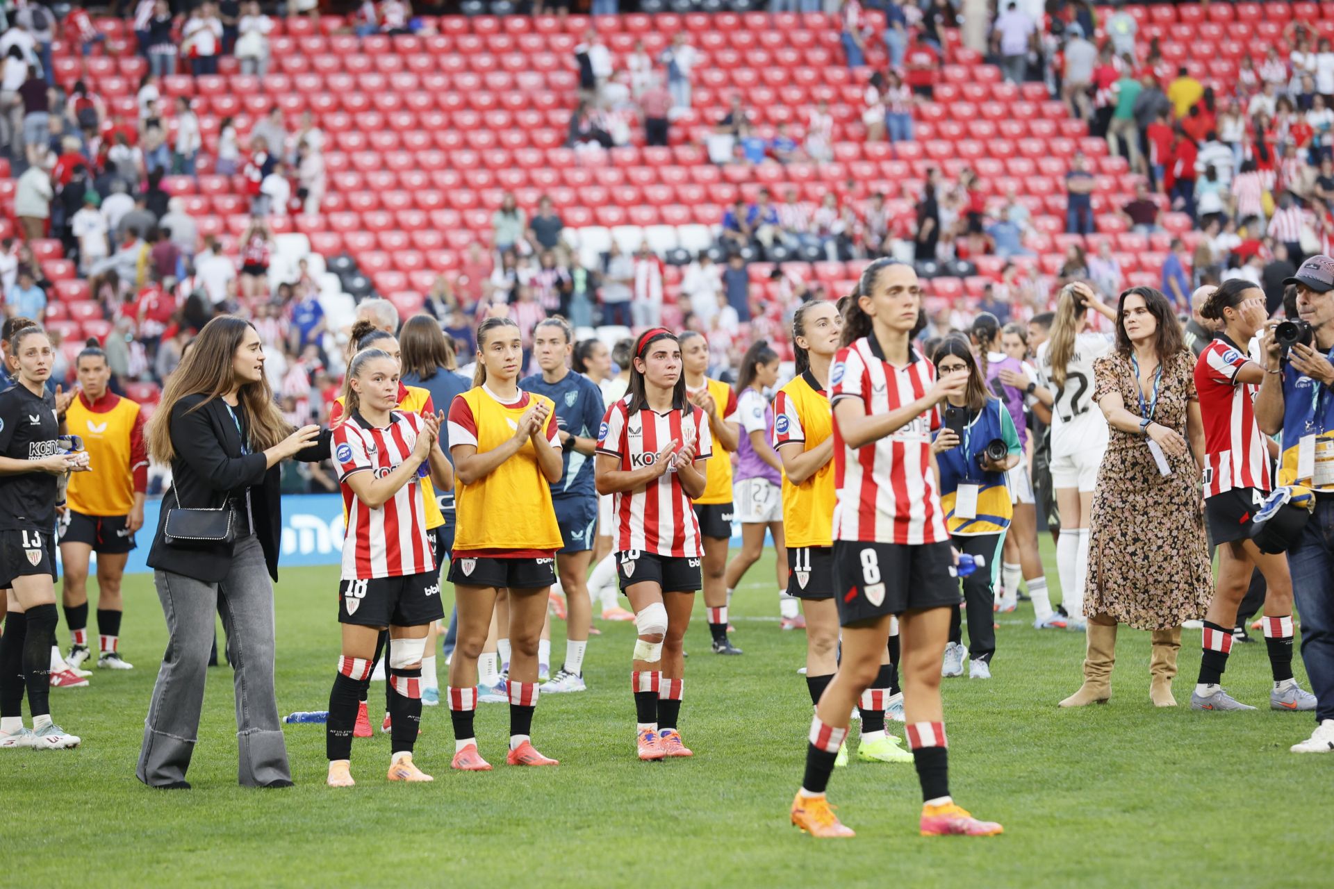 Las jugadoras del Athletic aplauden a la afición en San Mamés.