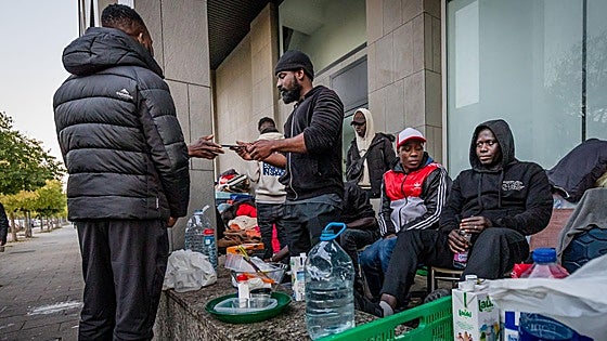 Una treintena de refugiados malienses vuelve a hacinarse en los soportales de Vitoria