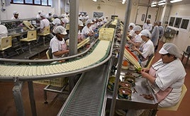 Las mujeres ocupan la mayor parte de los puestos de producción en las conserveras.