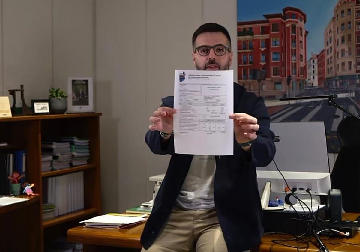 El primer edil sestaoarra en su despacho con su última nómina.