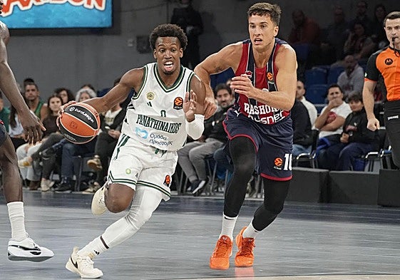 Matteo Spagnolo persigue a TJ Shorts durante el encuentro entre el Baskonia y el Panathinaikos en el Buesa Arena.