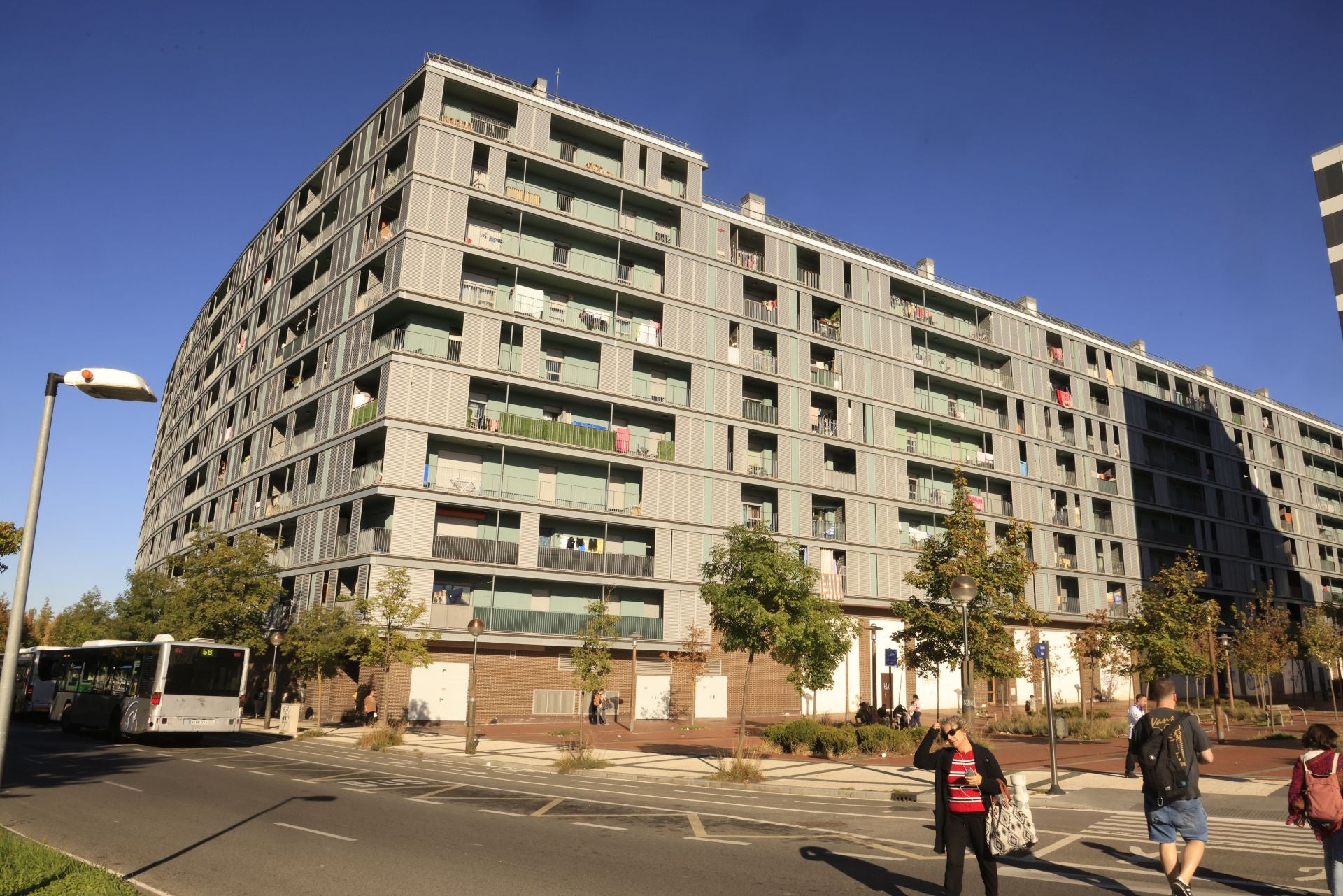 Zona de Bremen. Vecinos legales alertan de varias estafas en este bloque propiedad del Gobierno vasco.