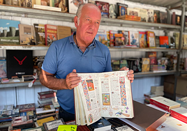 El veterano librero Iñaki, de la libería Jakinbide, enseña su ejemplar de caza de mil euros