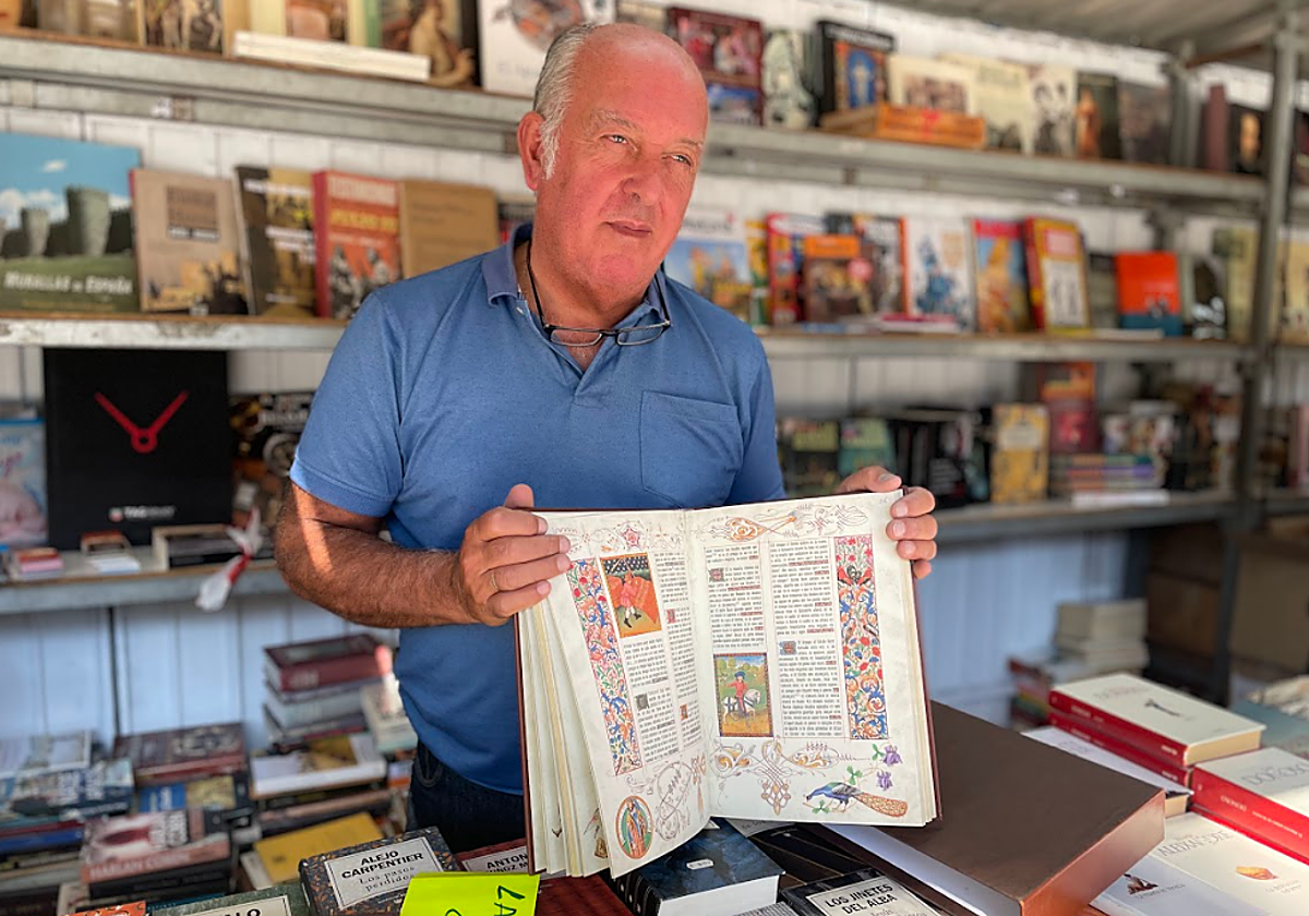 El veterano librero Iñaki, de la libería Jakinbide, enseña su ejemplar de caza de mil euros