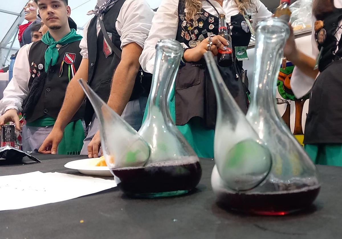 Cata popular de zurras ayer en la carpa de Solobarria.