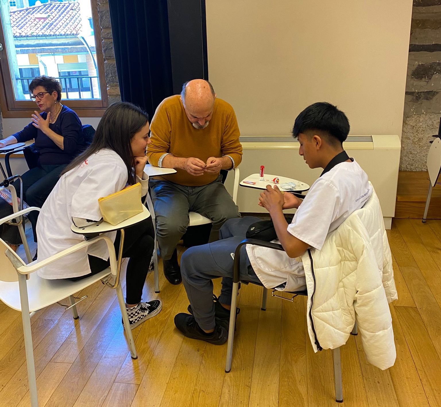 Estudiantes del instituto realizan la manicura a personas mayores de 70 años del municipio.