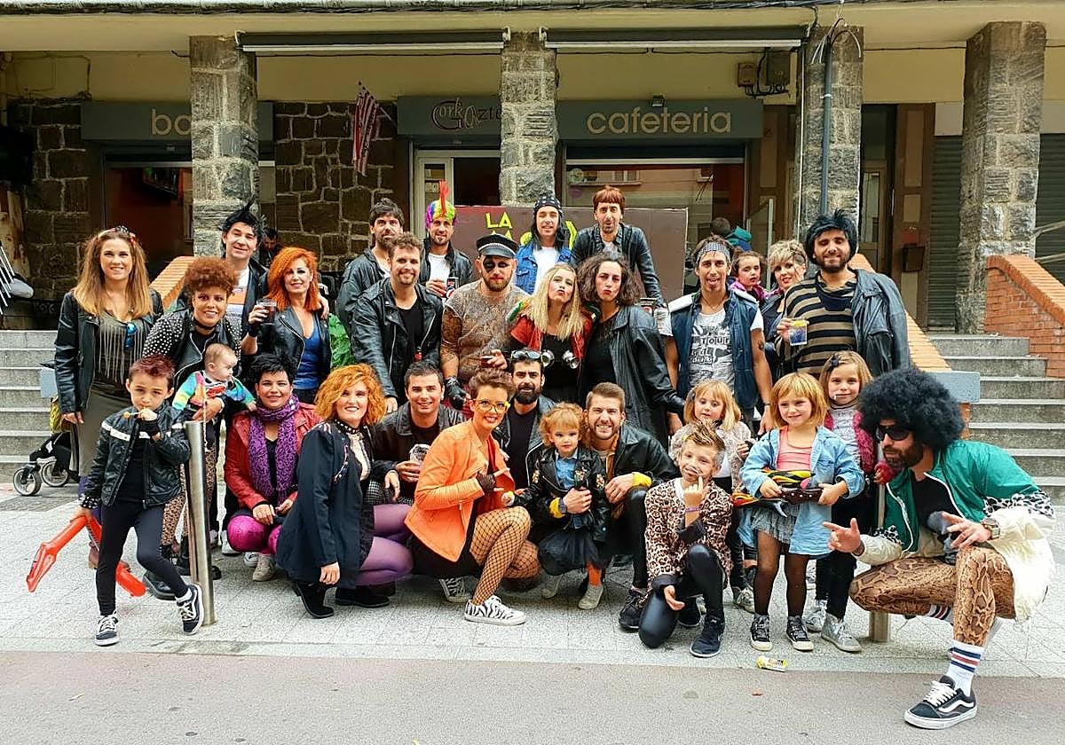 Esta cuadrilla de San Fausto lleva más de una década participando en el desfile del disfraz que cada año se celebra en las fiestas patronales de Durango.