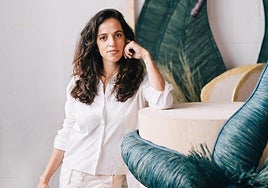 La artista bilbaína Gabriela Sagarminaga posa con las criaturas marinas que ha creado para la tienda de Hermès en Barcelona.