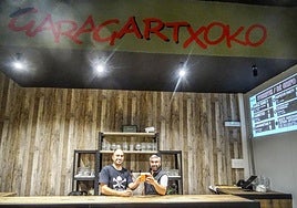 Los hermanos Onandia Sarriugarte, Txomin e Iñaki, brindan en su 'taproom'.
