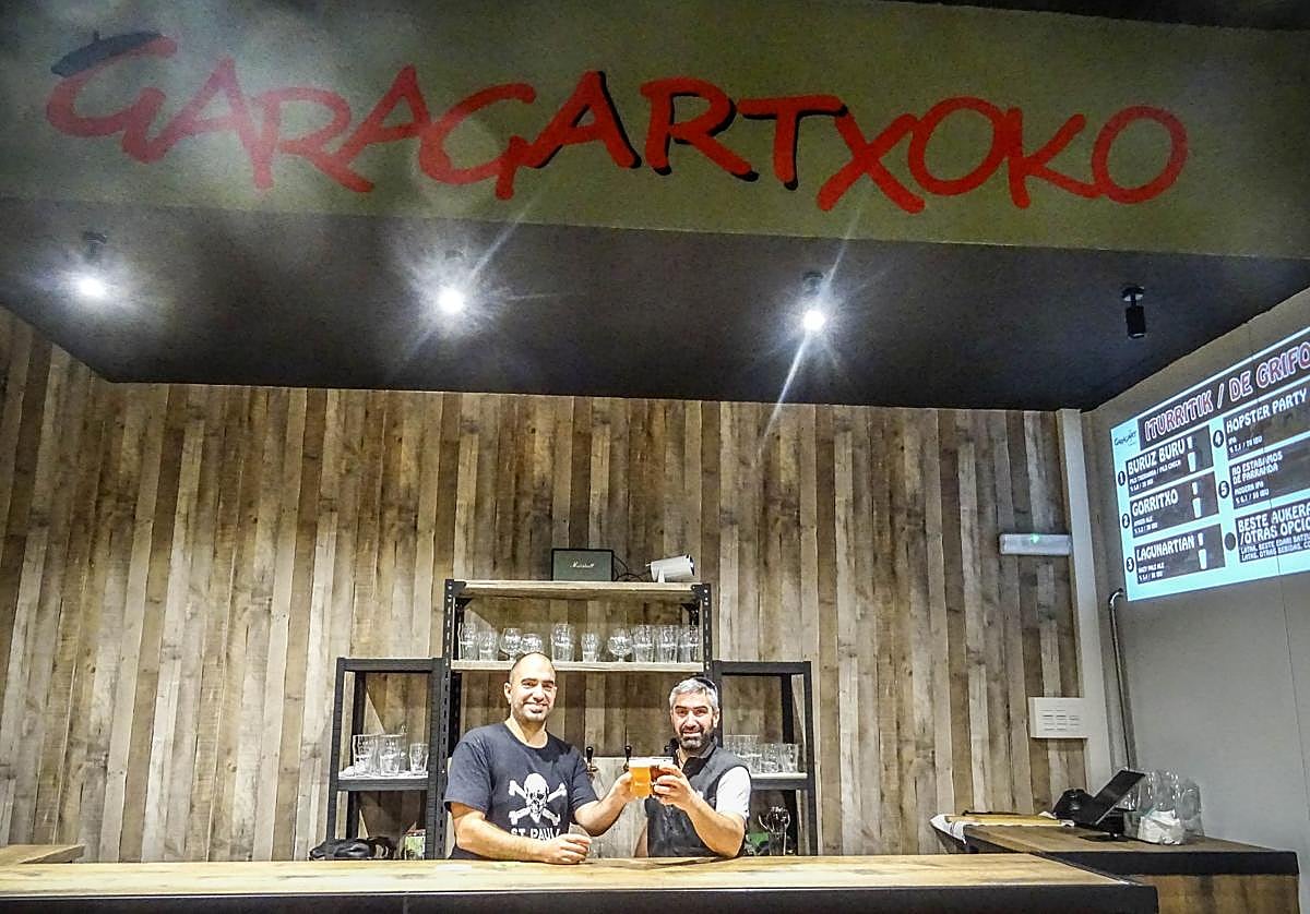 Los hermanos Onandia Sarriugarte, Txomin e Iñaki, brindan en su 'taproom'.