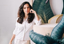 La artista bilbaína Gabriela Sagarminaga posa con las criaturas marinas que ha creado para la tienda de Hermès en Barcelona.