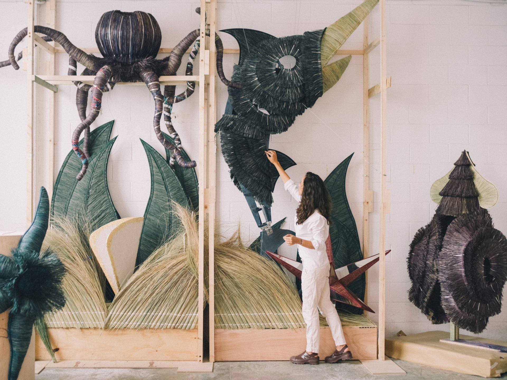 Gabriela Sagarminaga, la artista bilbaína que crea criaturas marinas gigantes para los escaparates de Hermès