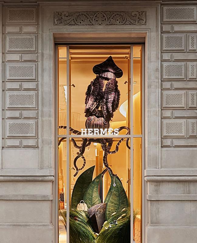 Entrada de la tienda Hermès de Barcelona, con los escaparates transformados por Sagarminaga Atelier.