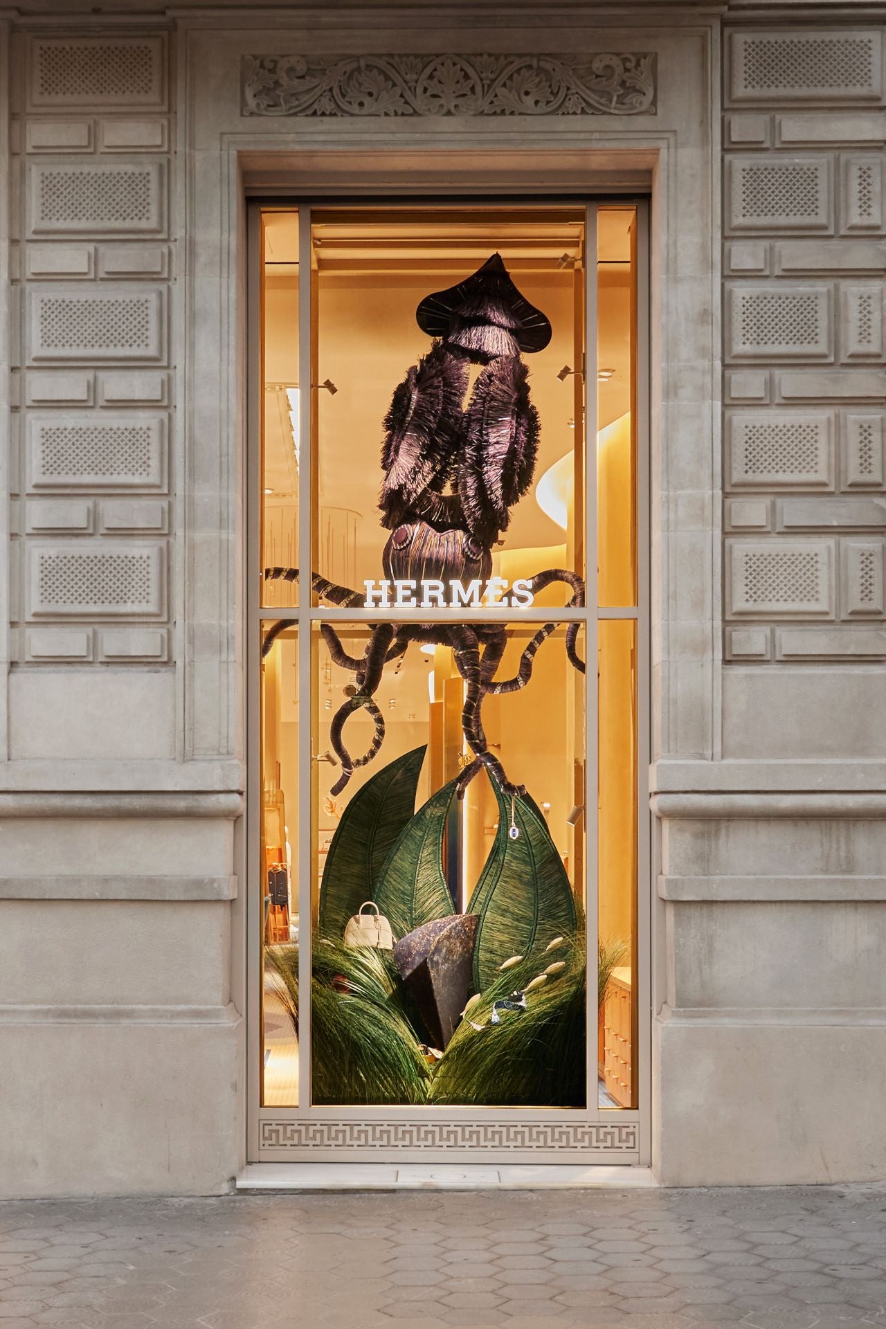 Gabriela Sagarminaga, la artista bilbaína que crea criaturas marinas gigantes para los escaparates de Hermès