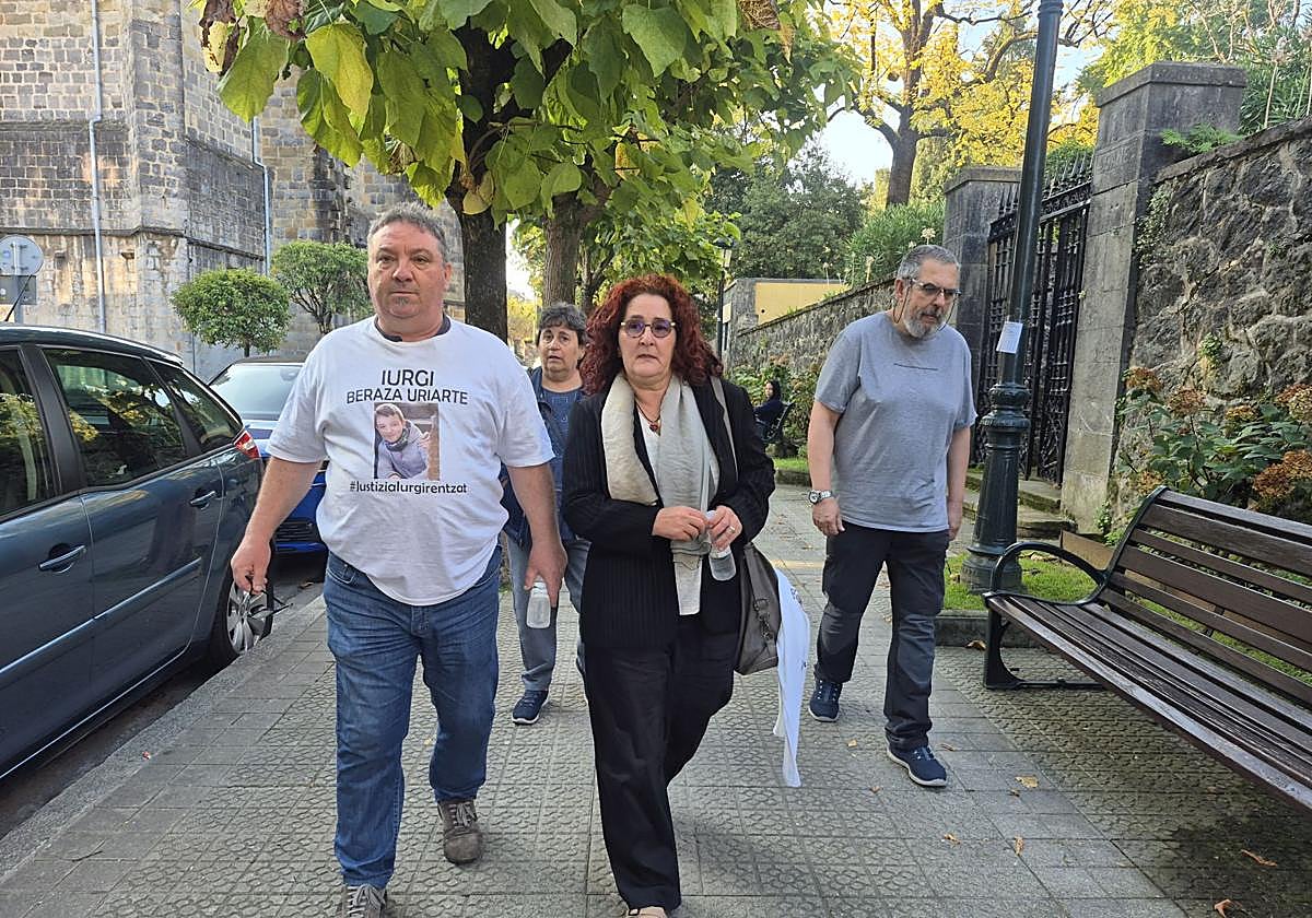 Los padres del pequeño, a su llegada al juzgado.