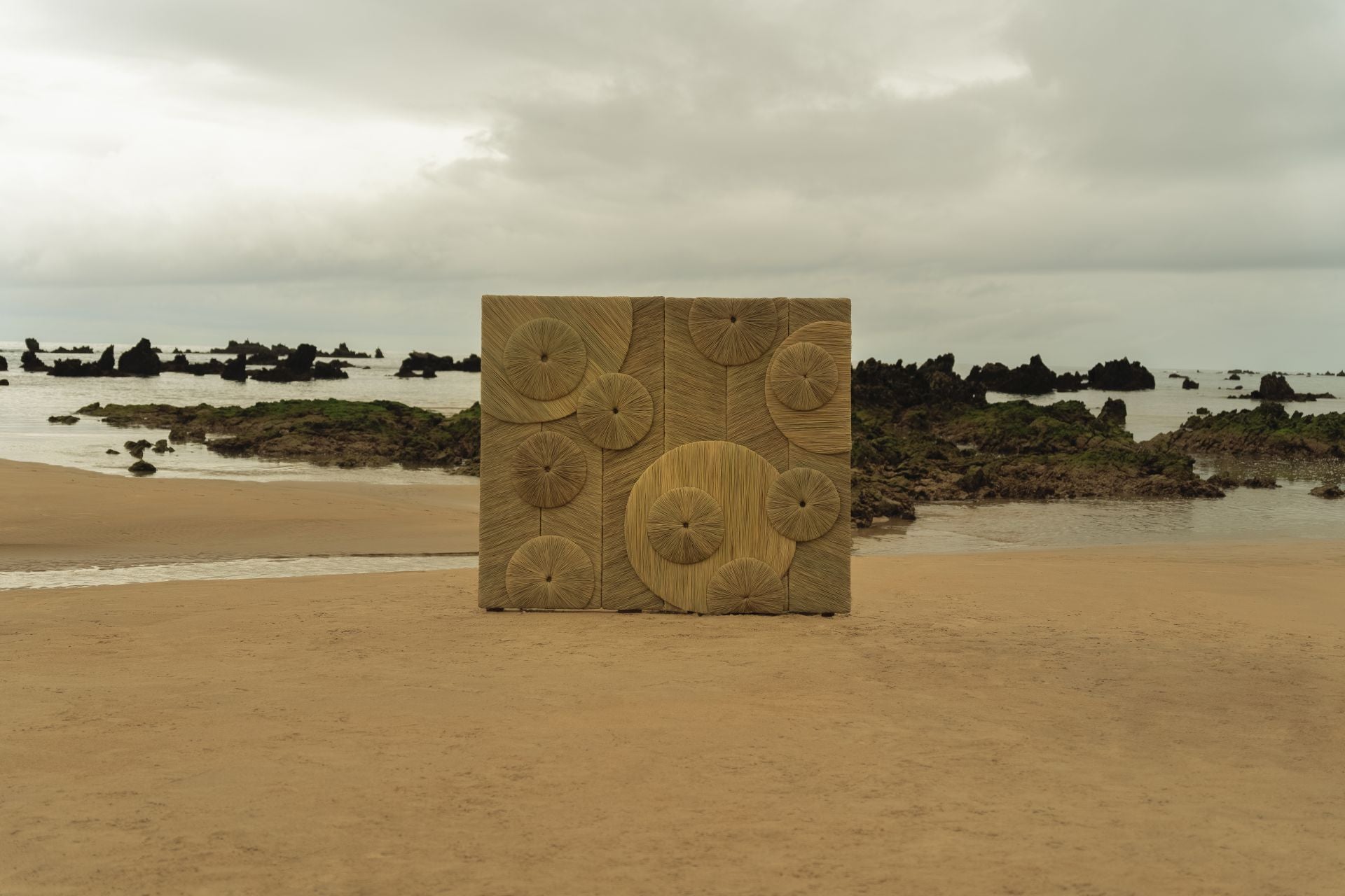 Gabriela Sagarminaga, la artista bilbaína que crea criaturas marinas gigantes para los escaparates de Hermès