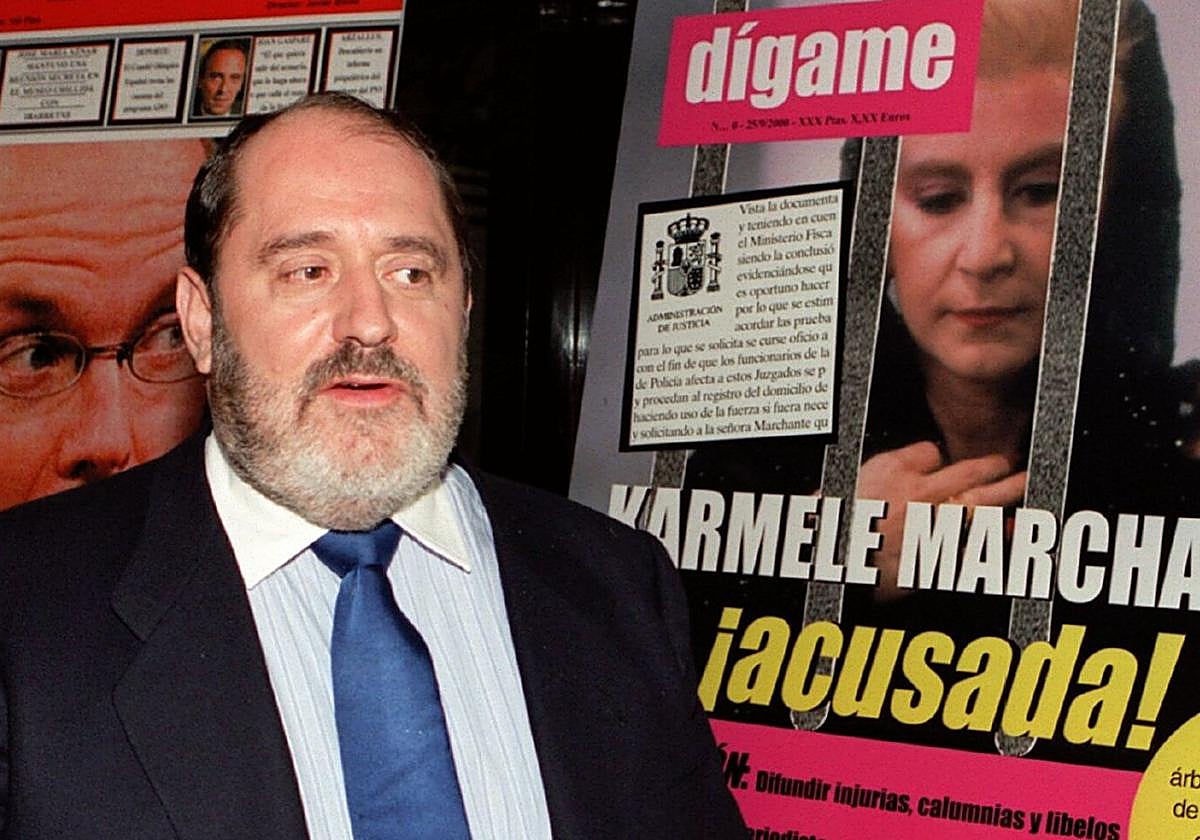 Rodríguez Menéndez, en el año 2000, ante una portada de su revista 'Dígame'.