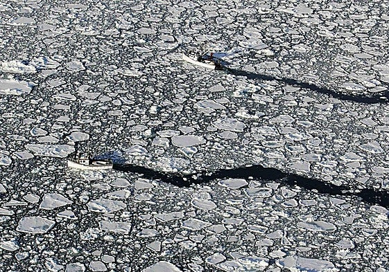 Dos barcos atraviesan un mar de hielo en las proximidades del Ártico.