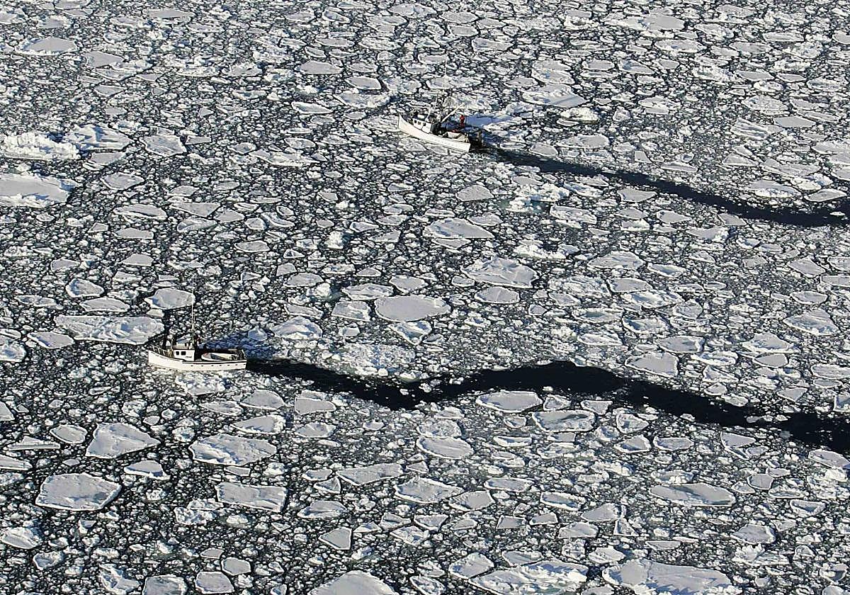 Dos barcos atraviesan un mar de hielo en las proximidades del Ártico.