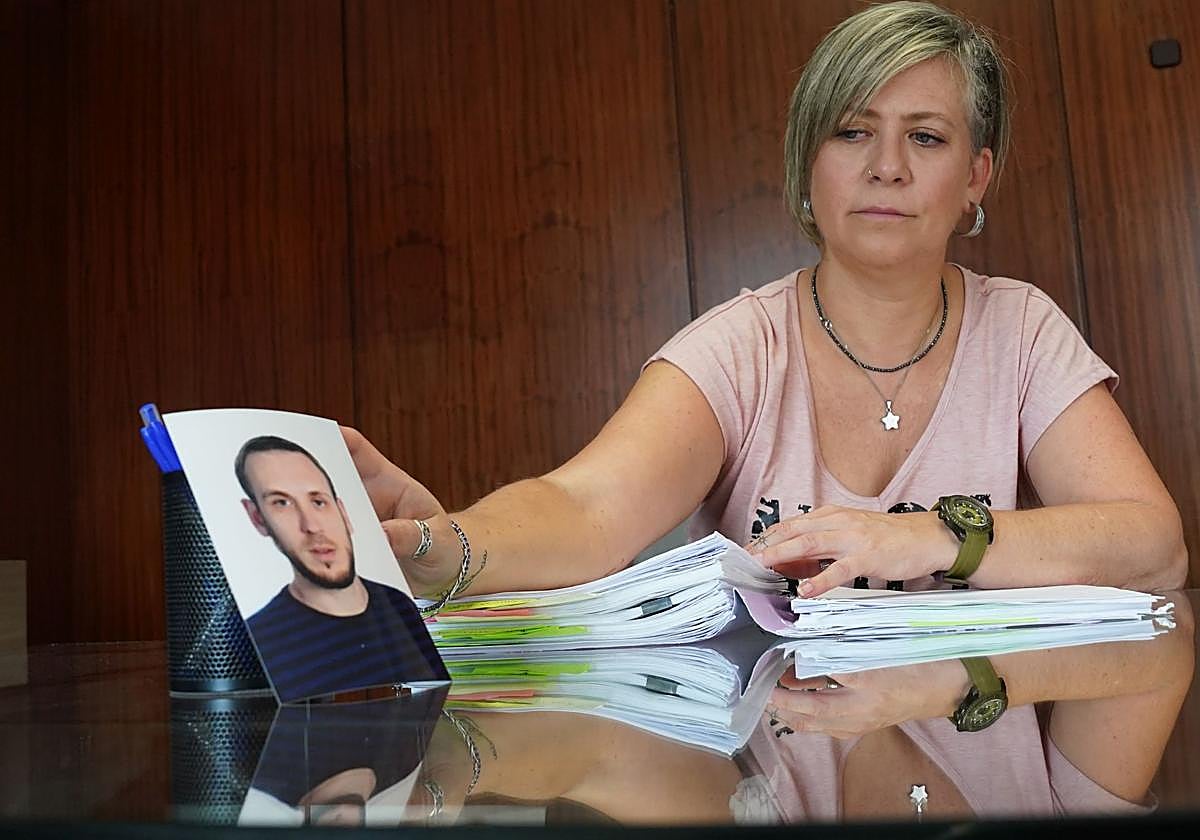 Vanesa, con los informes del accidente, muestra la foto de su hermano.