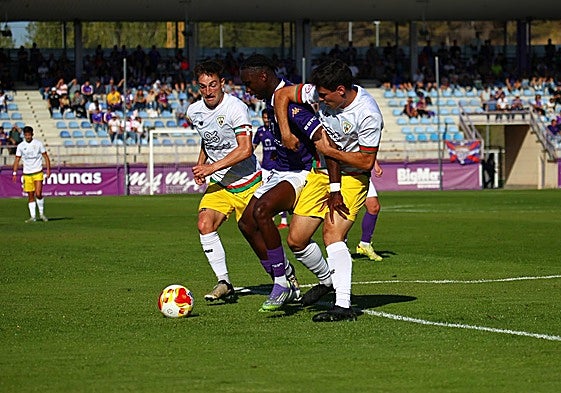 Markel Arana y Julen Huidobro tratan de robar un balón a Salifo.