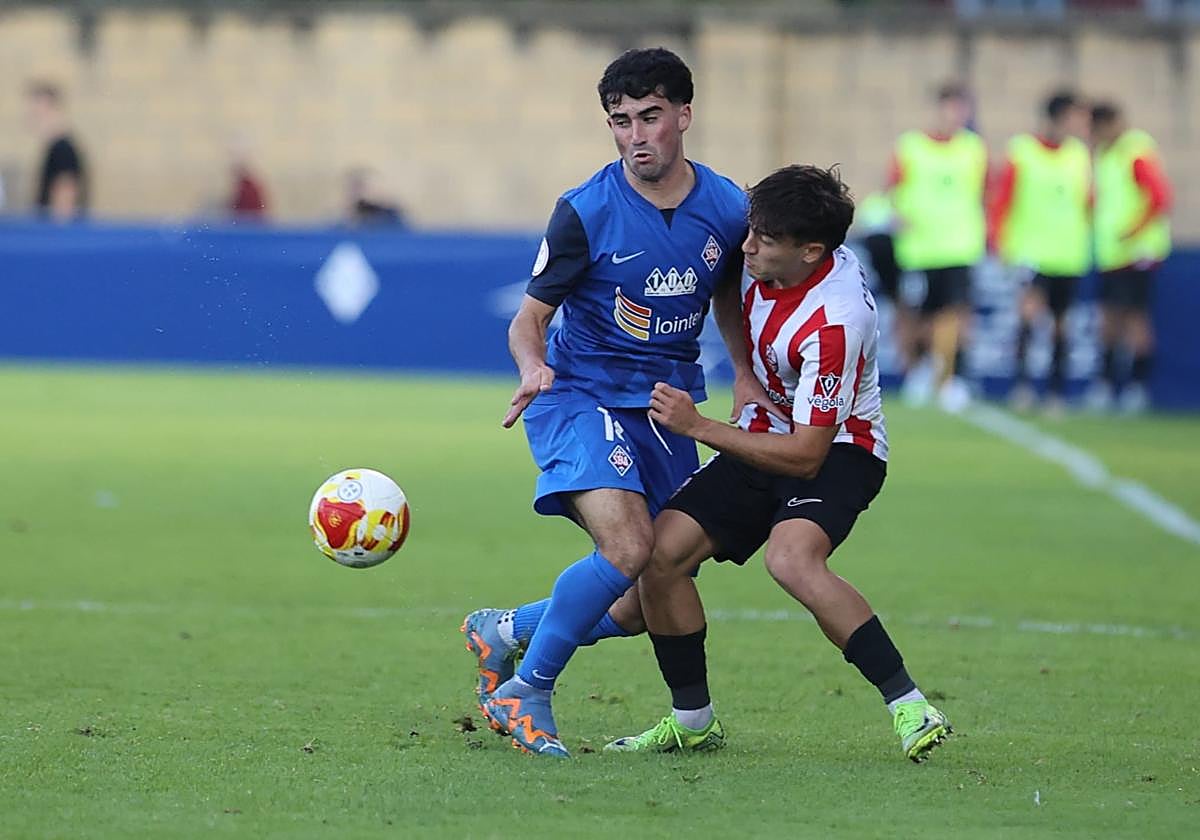 El canterano Reka pugna por el balón con el exazul Camacho.