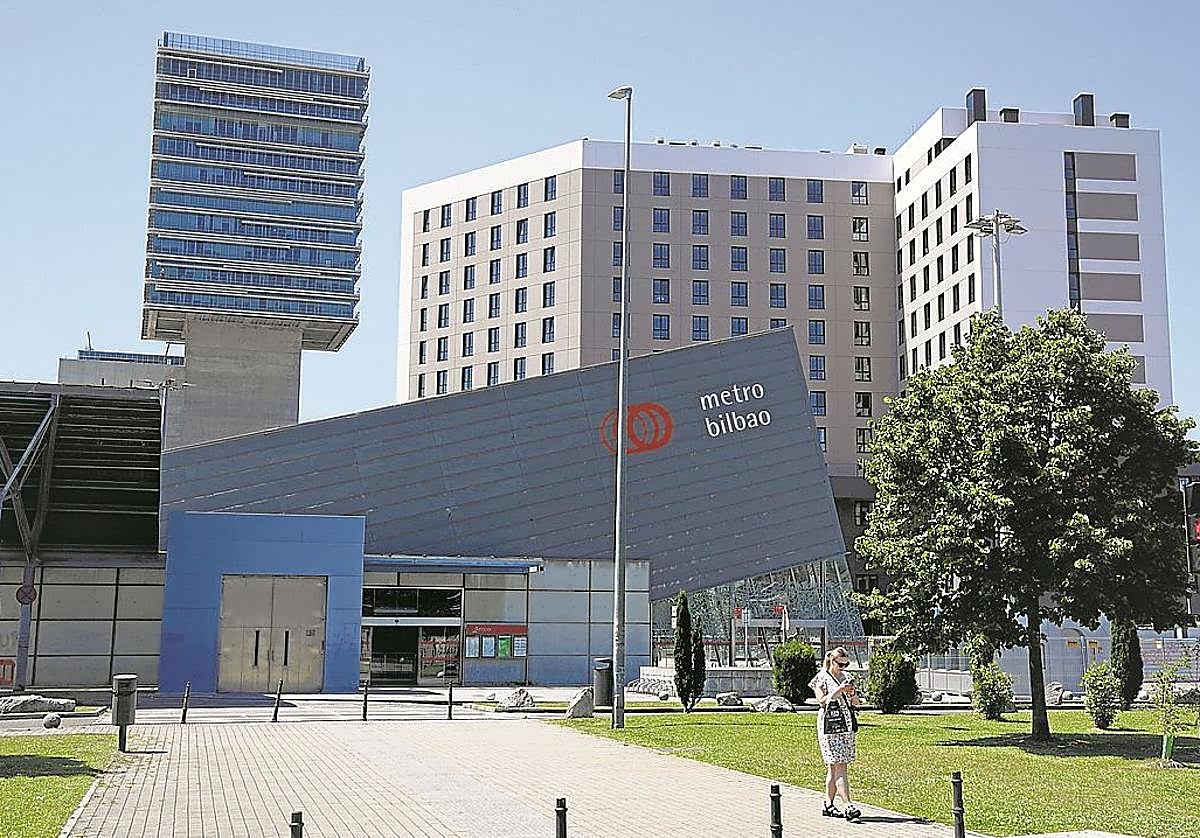 Con tonos grises y blancos, el edificio se encuentra entre la feria de muestras y el metro.