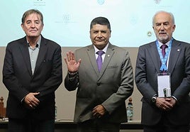 El director del Instituto Cervantes, Luis García Montero (i), el alcalde de Arequipa, Victor Hugo Rivera (c) y el director de la Real Academia Española (RAE), Santiago Muñoz (d), posan durante una rueda de prensa de presentación del X Congreso de la Lengua Española este lunes, en Arequipa (Perú). La tensión entre García Montero y Muñoz Machado enturbió la rueda de prensa en la ciudad peruana de Arequipa.