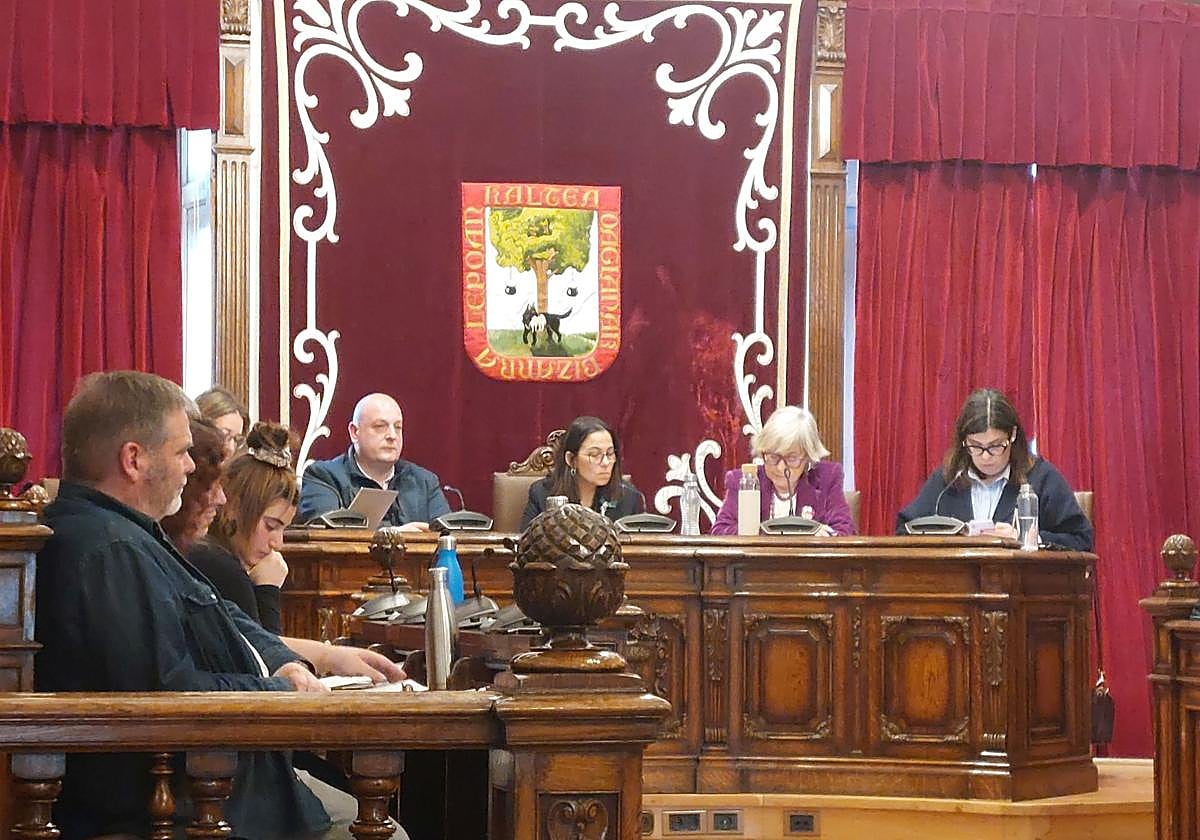 La alcaldesa de Getxo, Amaia Agirre, en el centro de la imagen, junto a su 'número dos', Inaxio Uriarte, en un pleno celebrado este año.