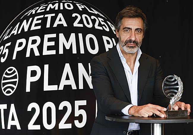 El escritor madrileño Juan del Val, ganador del 74º Premio Planeta con la novela 'Vera, una historia de amor', considera que, en literatura, «comercial y calidad no son necesariamente opuestos».