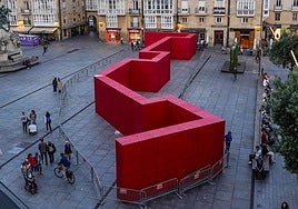 Bayo es el artífice de la instalación 'Utopía: prohibido el paso' que ya han empezado a pintar vecinos de Vitoria.